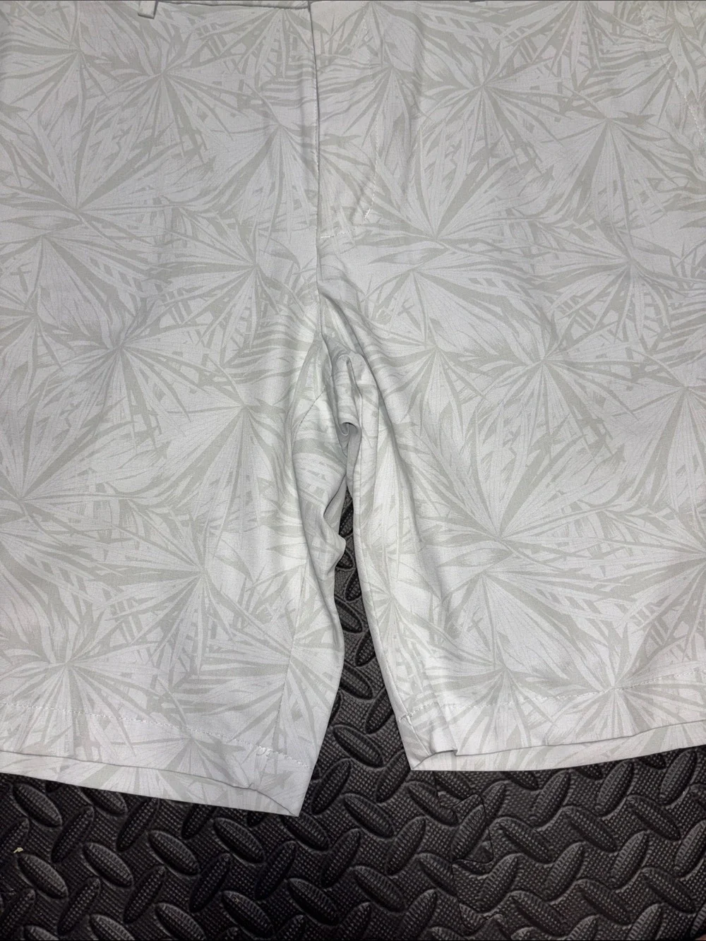 Walter Hagen Men's White Tropical Print Shorts athletic golf